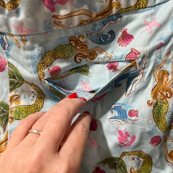 Kaeli Smith size 10 Colorful Mermaid Print Women's Shorts, chino style, GUC - Picture 4 of 6